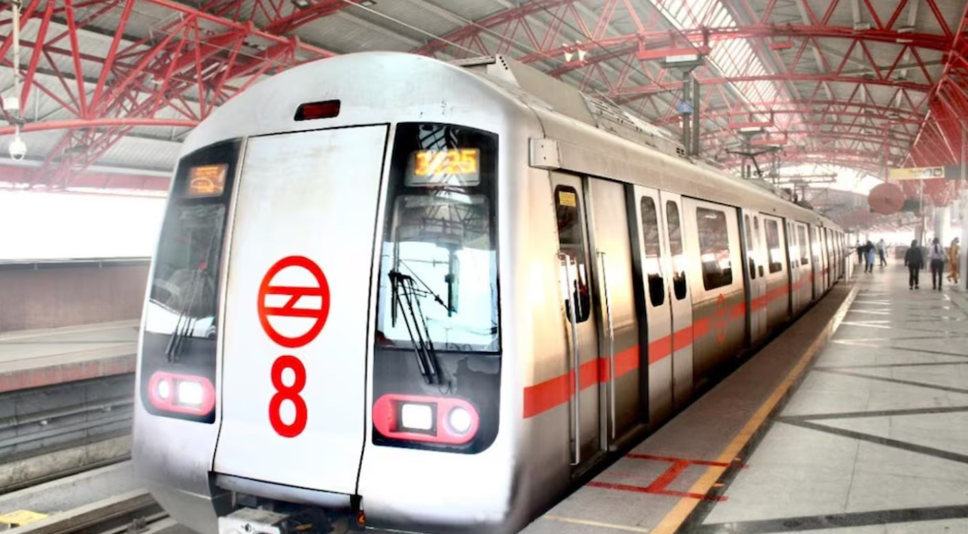 Delhi: A woman suddenly jumped in front of the metro at Pitampura station and.